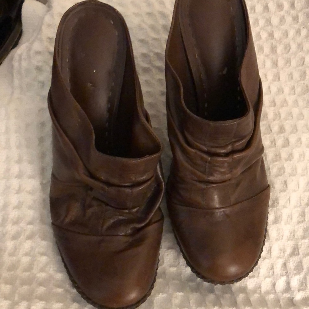 Brown leather clog 7